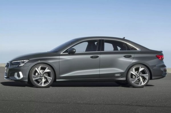 Историята на Golf класа (C) е сага за „ускорители“. Това е особено забележимо, когато паркирате най-новия седан A3 до Audi A4 (B5), родоначалника на семейството от средата на 90-те години. Автомобилът с четири врати се доближава до границите на клас D преди тридесет години. A4 все още превъзхожда стандартния A3 с 25 мм. Audi A3 Sedan (четвърто поколение, 2020 - дължина/ширина/височина: 4495 mm/1816 mm/1425 mm).